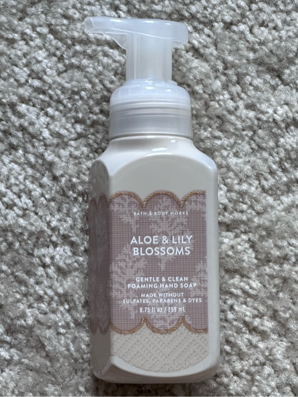 Bath & Body Works - Aloe & Lily Blossoms Foaming Hand Soap